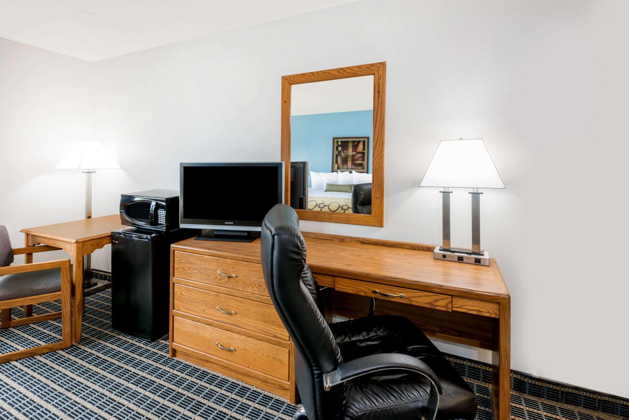 Baymont By Wyndham Marshalltown Bagian luar foto
