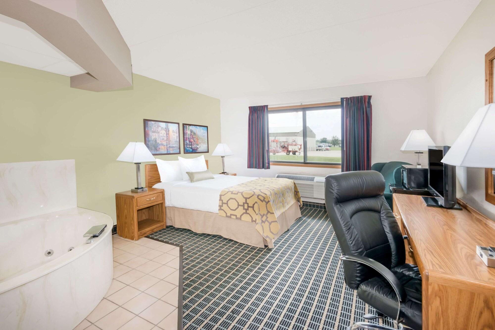 Baymont By Wyndham Marshalltown Bagian luar foto